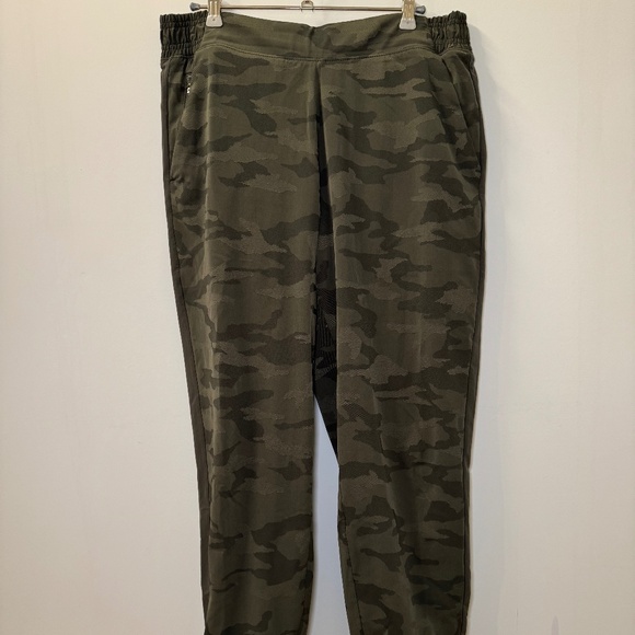 Athleta size 12P Brooklyn Textured Lined Jogger camouflage green - Picture 1 of 4
